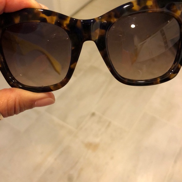 Authentic Fendi sunglasses - Picture 3 of 8